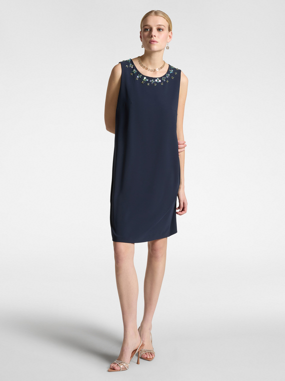 Robe élégante avec broderie