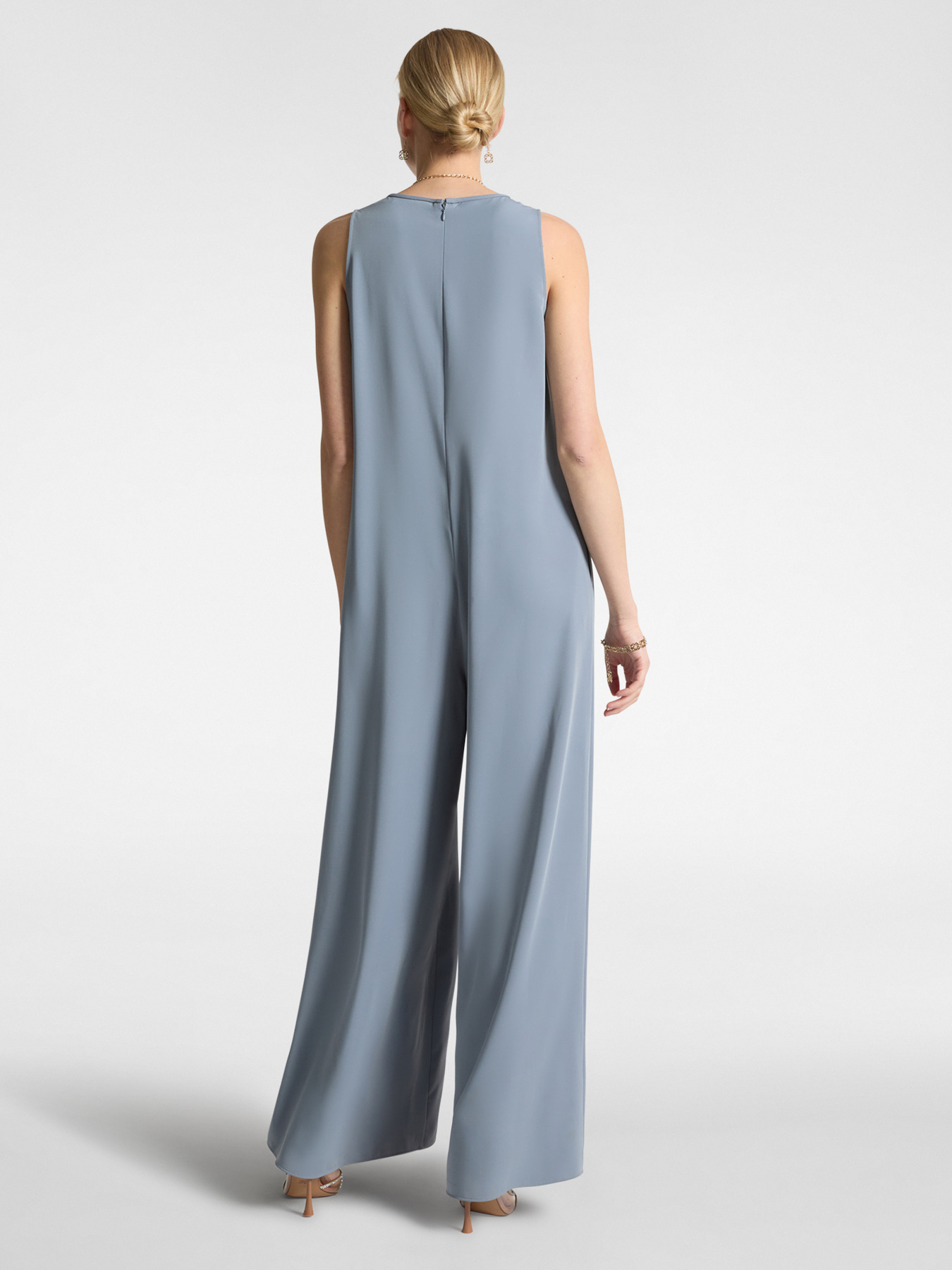 Elegant suit with jumpsuit and cape image number 1