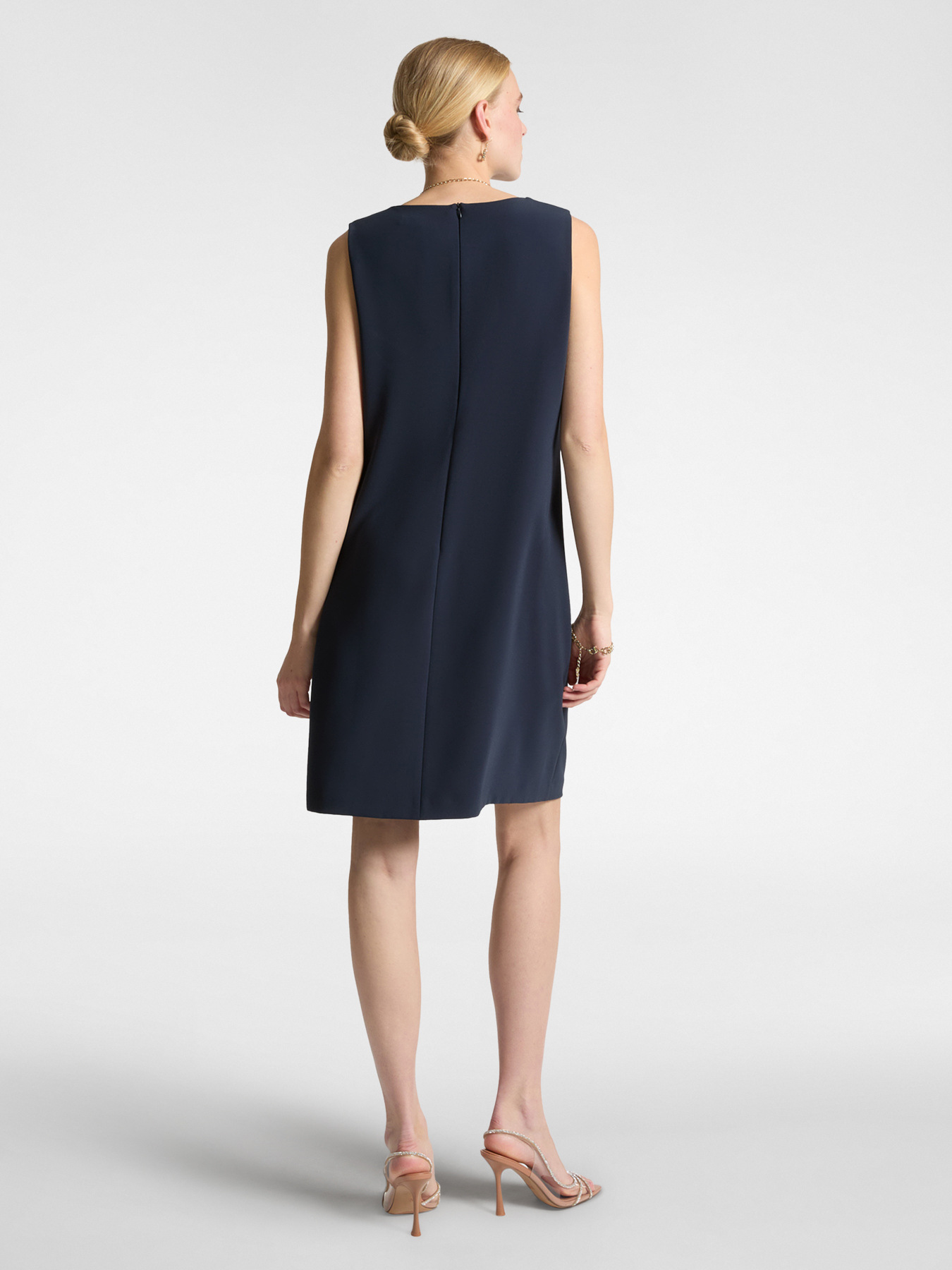 Robe élégante avec broderie image number 1