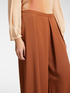 Weit geschnittene Hose mit Falten image number 3