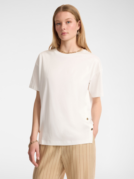 T-shirt with buttons on the slits