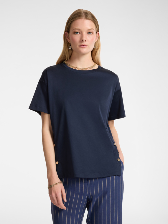 T-shirt com botões nas fendas