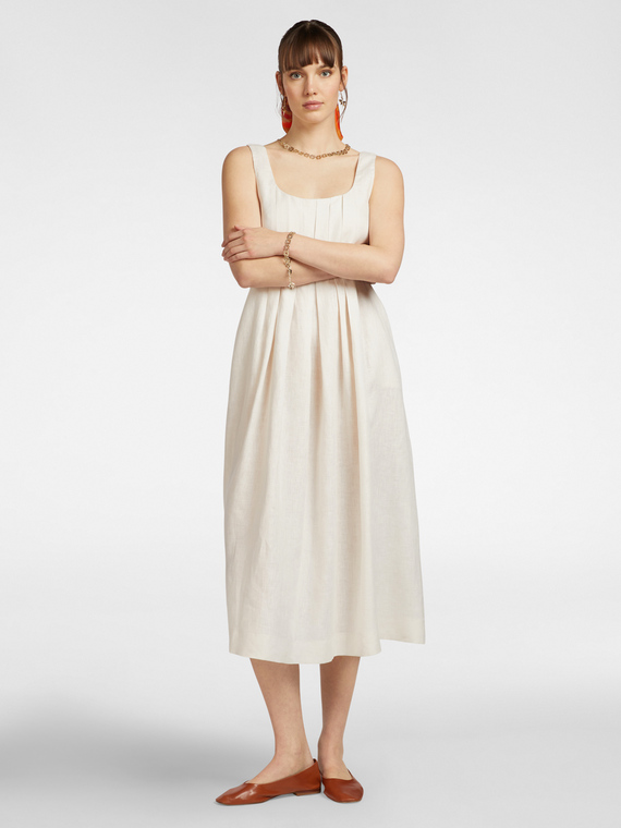 Robe en lin à plis sur le devant
