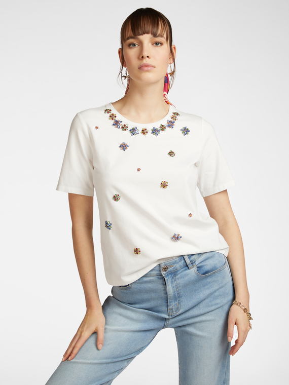 Camiseta com bordado floral